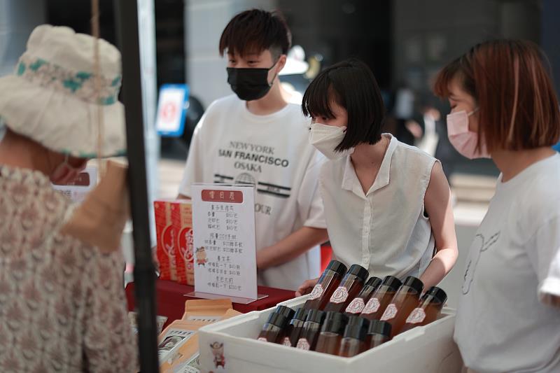 鹽埕世界盃奶茶節將從10月1日一直進行到10月31日為止，共結合了34家在地店家共同參與。歡迎民眾前來體驗鹽埕繽紛多樣的文化風貌、老屋再造精神，並品嘗在地美食。圖為現場市集攤位。