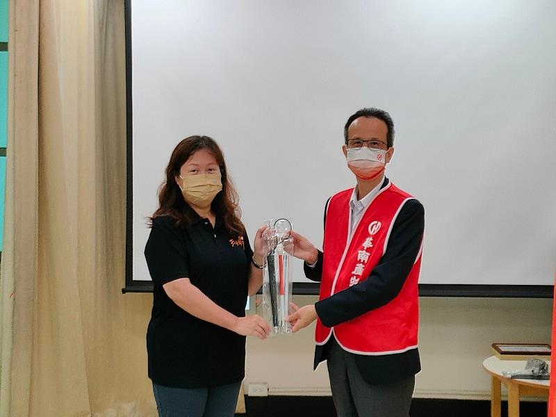29日伊甸於愛明展展中心舉辦受贈儀式，視障服務處處長廖美枝代表受贈。