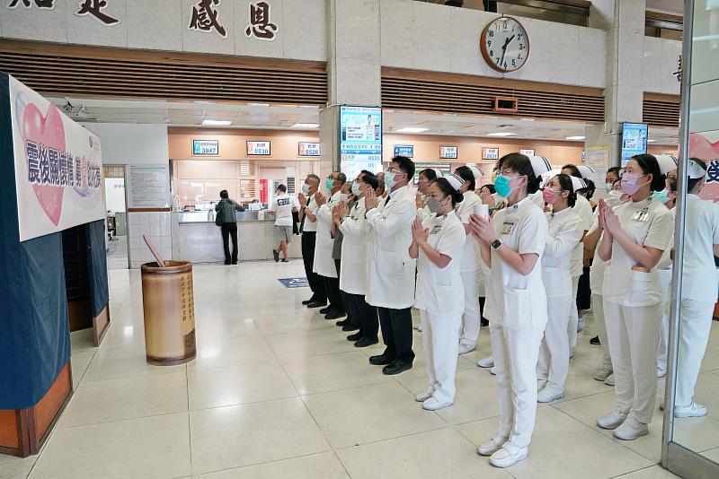 十月三日下午，花蓮慈院啟動募心募愛活動，院長林欣榮(前排右三)等多位主管帶領同仁及醫療志工，在門診大廳佛陀問病圖前，合十唱頌「祈禱」祈福。