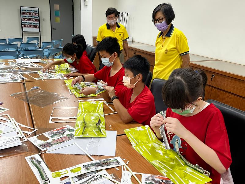 藉由《藝賞林園》一頁立體書DIY體驗活動，讓學生更認識林家花園。