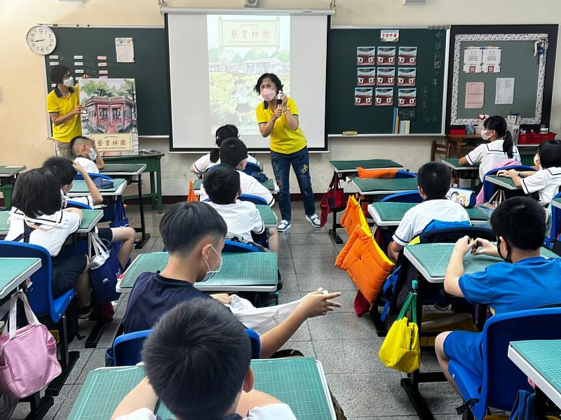 林家花園志工組成說故事團隊前進板橋國小校園，與師生進行《藝賞林園》繪本共讀。