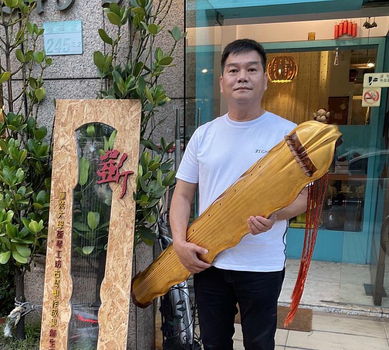 華梵大學斲琴工坊學員柯宗苗不惜成本打造出史上獨一無二的「金箔古琴」。