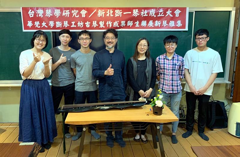 華梵大學智慧生活設計學系林正雄教授（中）帶領斲琴工坊學員展出古琴製作成果。