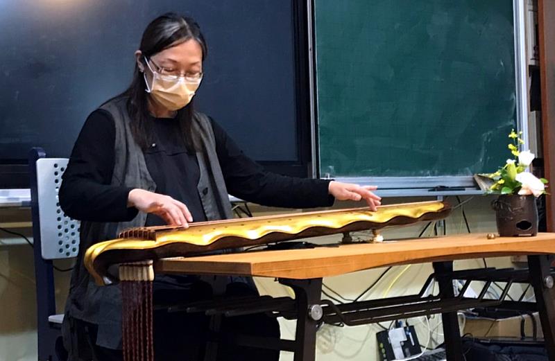 圖四：華梵大學佛教藝術學系碩士班研究生張旭華於成果展會場彈奏金箔古琴。