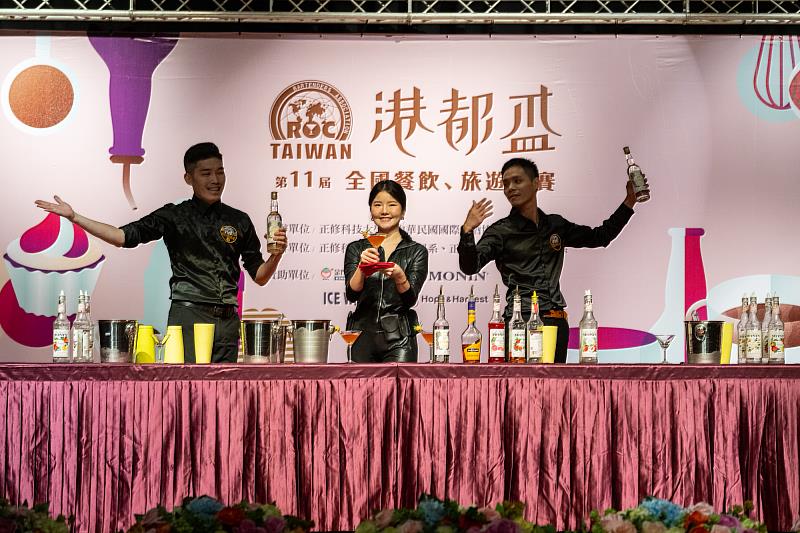 世界亞太調酒冠軍高手精彩表演，贏得滿堂彩。