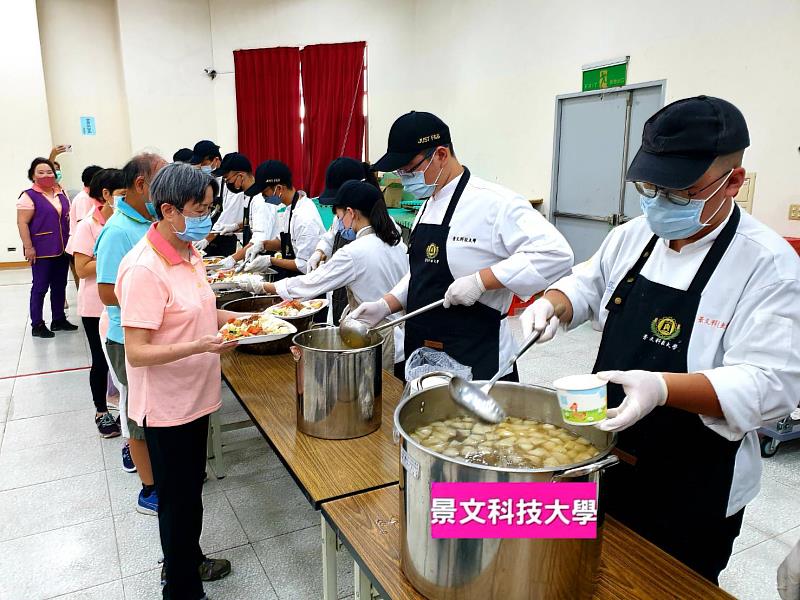 景文科大重陽敬老由社團學生義煮長輩揪窩心。