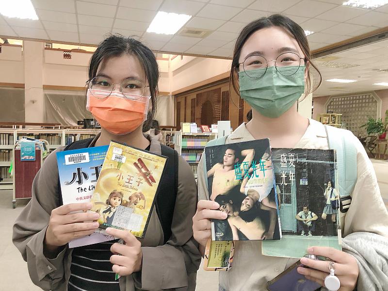 南華大學舉辦「書中自有電影院」活動，學生踴躍借閱原著小說及影片。