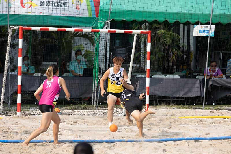 全民運沙灘手球持續激戰！男女分組四強出列