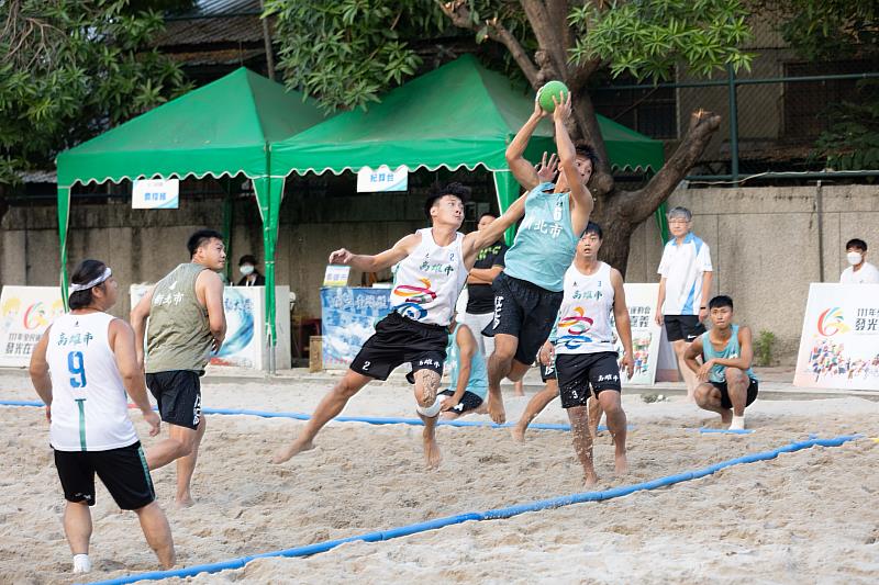全民運沙灘手球持續激戰！男女分組四強出列