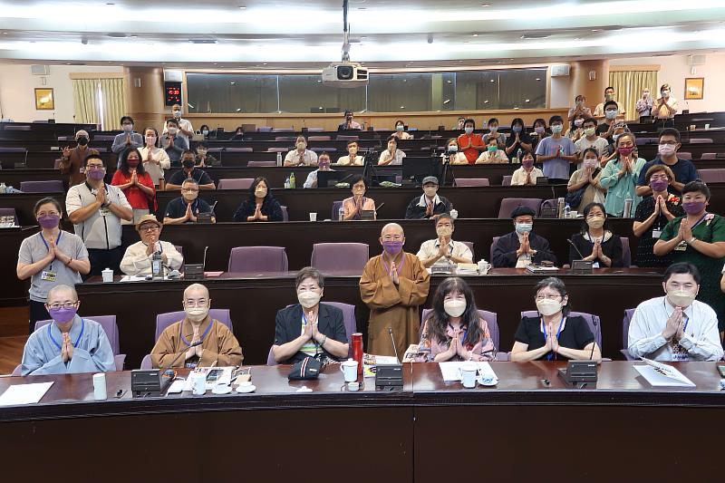 南華大學舉辦「宗教文化與性別平等」研討會，與會人員大合照。