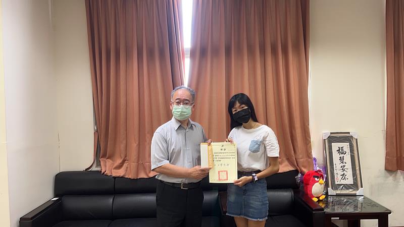 電遊學程二年級蔡彤瑄(右)獲得成績優異獎