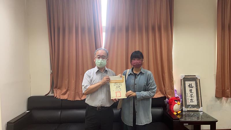 電遊學程洪俊銘副教授(左)頒獎予書卷獎得主二年級陳璿伊(右)
