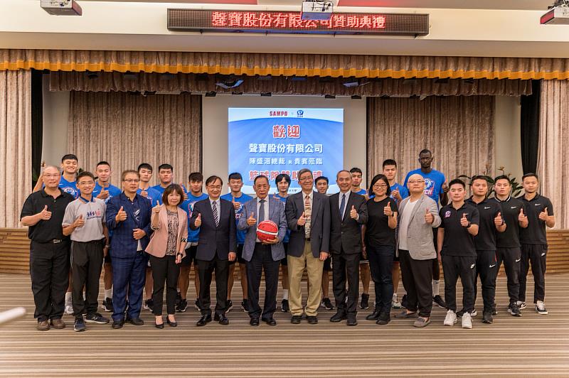 聲寶股份有限公司贊助健行科大籃球隊大合照