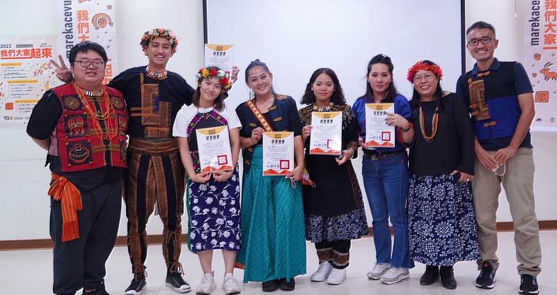 學員們透過文史工作坊與家族歷史更為親近（左二為sakinu，左三為sihuku）