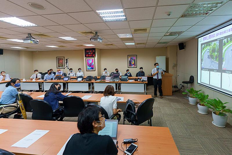 逢甲自控系副教授林昱成10月5日在國科會舉行「智慧電子避震系統」成果發表。
