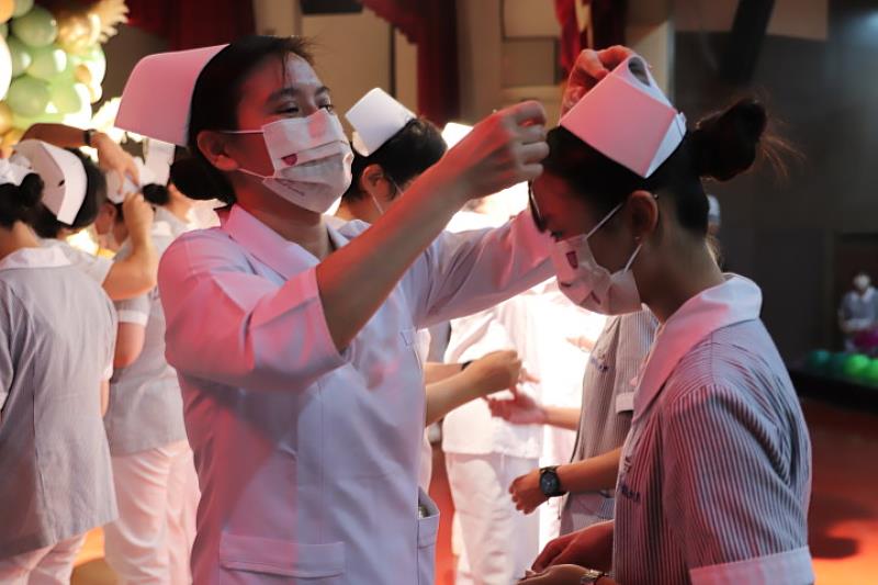 中華醫大護理系加冠典禮，學生依序上台接受師長加冠