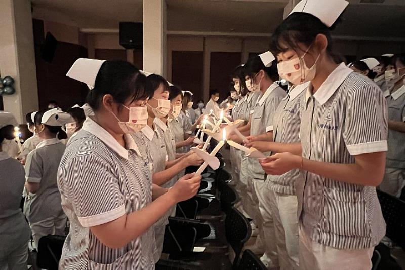 學生加冠後進行點燭傳光，象徵薪傳南丁格爾的精神生生不息