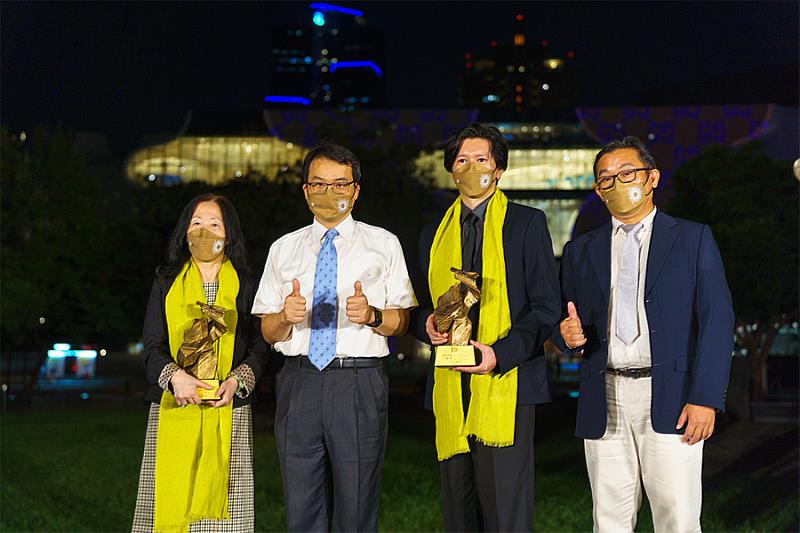 福星校區公共空間及戶外廣場榮獲「環境空間卓越獎」，由校長王葳 (左一)與精采學舍設計師楊秉正 (右二)代表領獎。