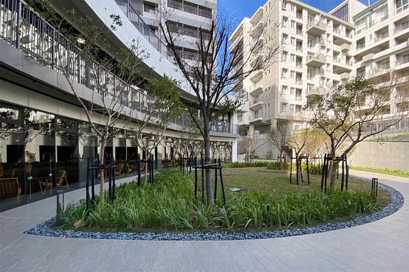 此次改造整合現有機能，化零為整；並將既有的地面廣場下挖，引入自然光、視野、通風，改造後場域具有通透的視覺感，形成了逢甲住宿生活的櫥窗。