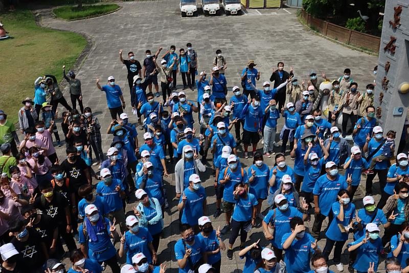 日前嘉義林管處與荒野保護協會社員、企業員工及國中小學童計400人一同於鰲鼓濕地淨灘