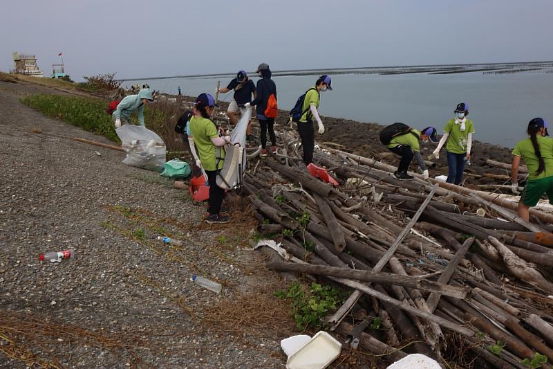 眾人清除約1公里海岸線，仔細清理可能影響候鳥覓食的廢棄物