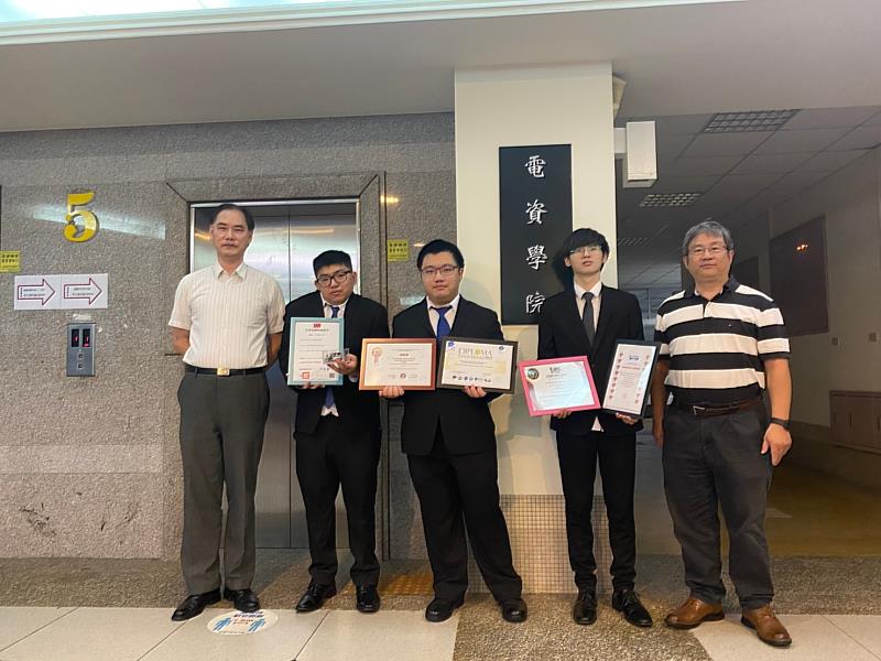 獲獎師生合照。左起為左豪官教授、藍永翔、徐啟翔、黃聖凱等同學、陳維魁教授
