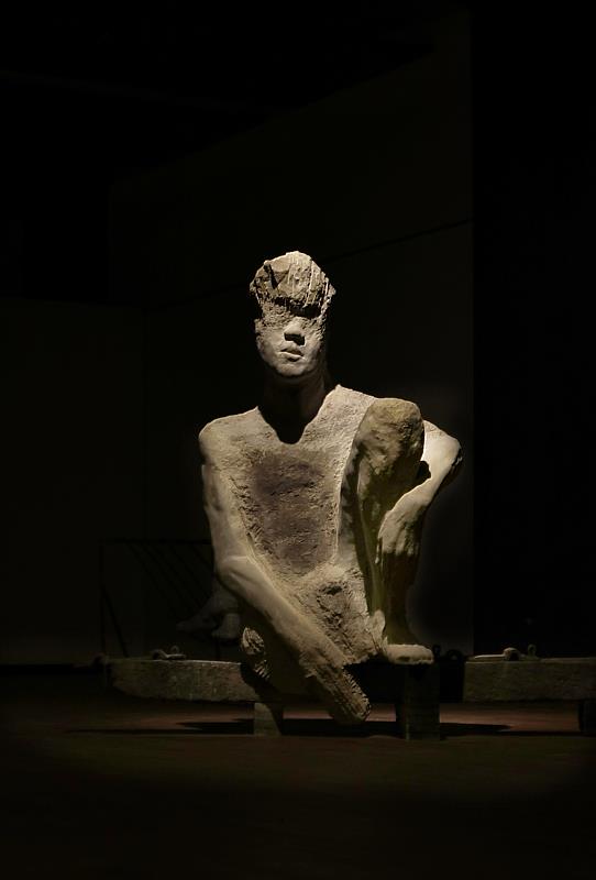 大葉大學造藝系碩士生李伯元的石雕作品「盲軀」