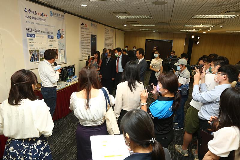 1.2022台灣國際水週(TIWW)展前記者會邀請5家參展商至現場搶先曝光亮點產品及技術，現場氣氛熱絡。(圖為參展商展出智慧水聯網解決方案。)