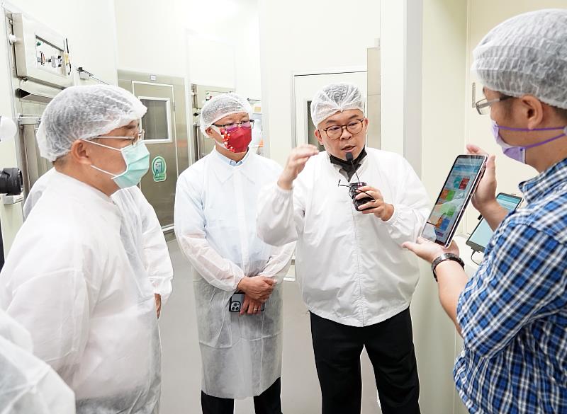 鄧師傅廠長鄧至廷(右二)向高市府副秘書長王啟川(左一)及貴賓說明新廠5G AIoT智慧應用情境。