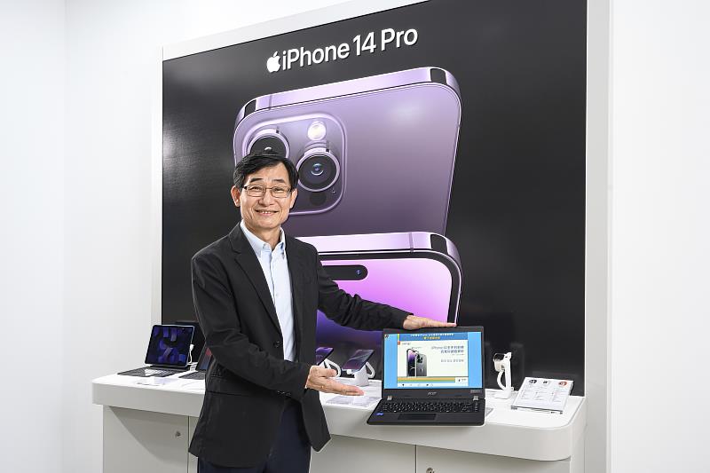 中華電信今(7)日開賣iphone 14全機型！「iphone 14全機型百萬好禮寵果粉」第一階段抽獎活動由個人家庭分公司黃輝豹副總經理抽出。