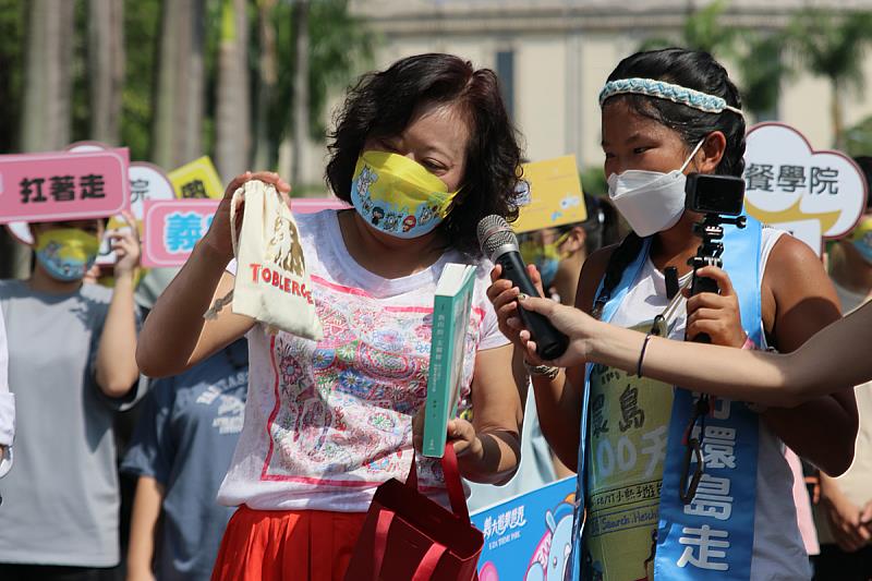 梁凱熙很感動Michelle阿姨兌現承諾，特別來義守大學迎接她，深刻感受臺灣最美的風景就是人情味(照片來源：義守大學提供)。