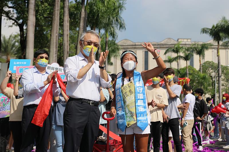 義守大學師生熱情歡迎梁凱熙「回娘家」，熱鬧且溫馨的歡迎儀式，讓梁凱熙感動萬分(照片來源：義守大學提供)。