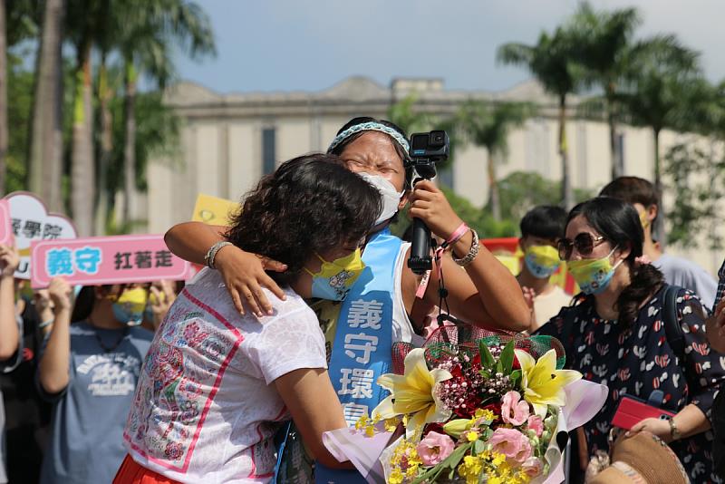 因環島而相識的Michelle阿姨，今天也特別到義守大學見證梁凱熙實現夢想的一刻(照片來源：義守大學提供)。