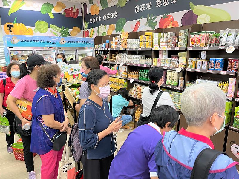 現場民眾開心選購