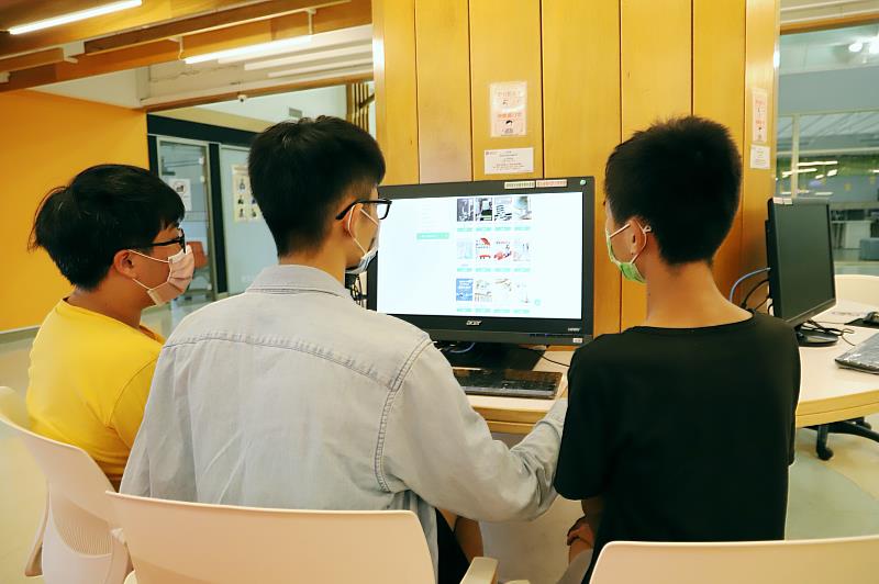 南華大學舉辦「E起來閱讀」活動，電子書豐富多元可供學生選擇。