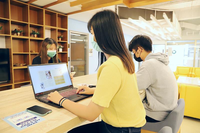 南華大學舉辦「E起來閱讀」活動，學生透過筆電或手機即可線上借閱閱讀電子書。