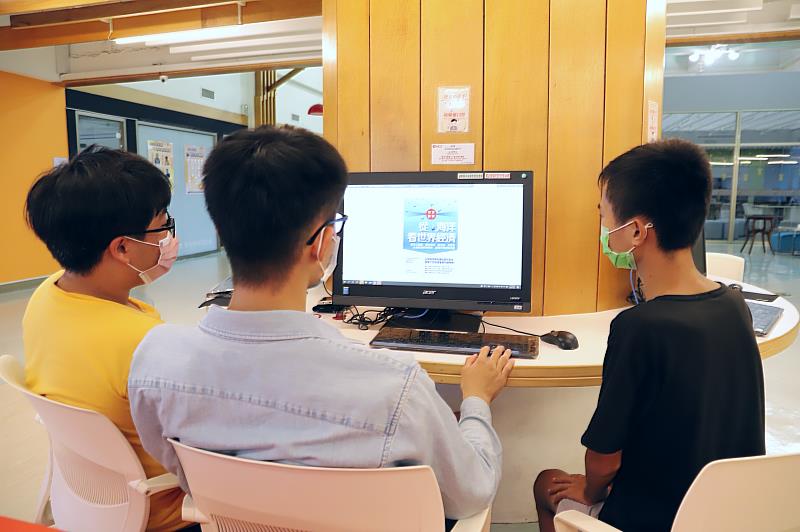 南華大學舉辦「E起來閱讀」活動，學生利用課餘時間閱讀電子書。