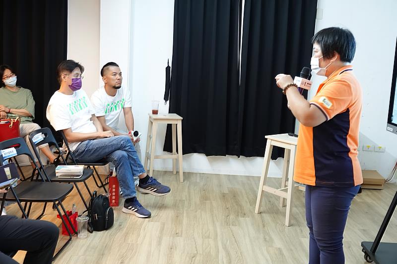 論壇尾聲開放各家新創團隊分享目前在創業路上遭遇的問題與困難。圖為「汪汪地瓜園」共同創辦人賴家華、「花蓮七星潭漁村復興計劃」主持人任聿新聆聽新創團隊分享情形(圖/中信金融管理學院提供)