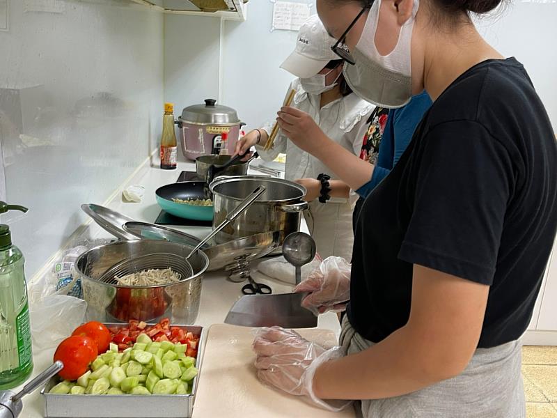 印尼三五朋友成為廚房好夥伴。