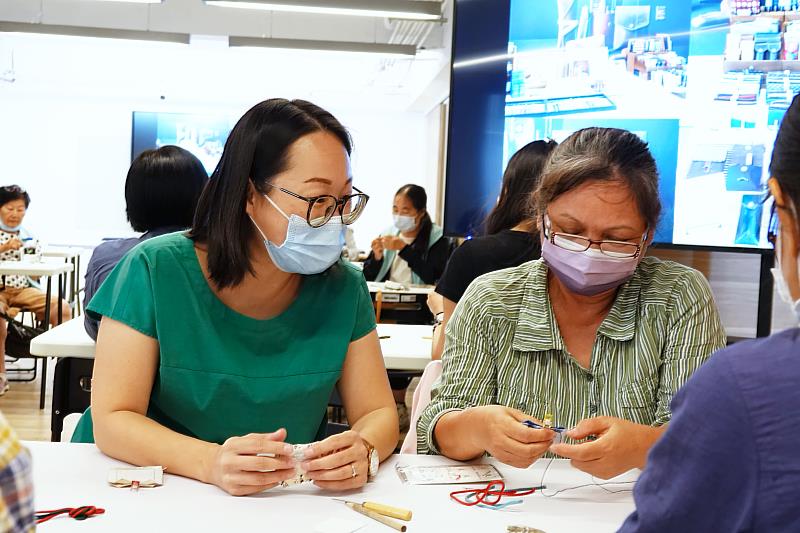 當天講座還安排了手工香包體驗活動，江玉婷親自帶學員們製作香包，體驗做中學的樂趣。(圖/中信金融管理學院提供)
