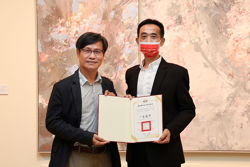 國父紀念館館長王蘭生（右）致贈藝術家黃進龍教授感謝狀
