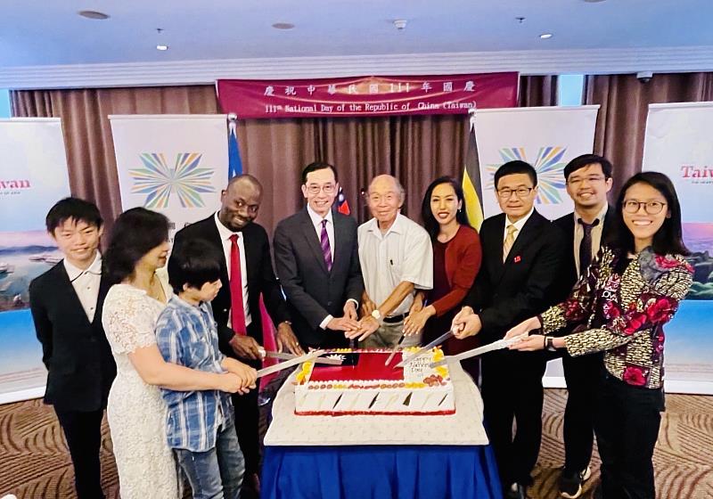 羅震華代表與僑界同胞合切國旗蛋糕