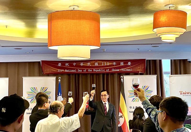 羅震華代表與台灣旅烏僑胞同慶111年國慶