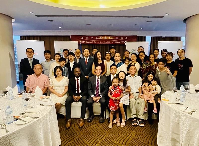 羅震華代表與旅烏僑胞及當地友人及台商合影