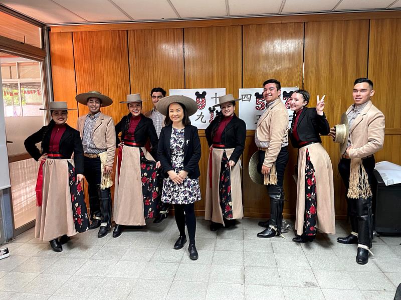 駐智利代表劉聿綺(中)與聖地牙哥La Pintana市青少年民俗舞者合影