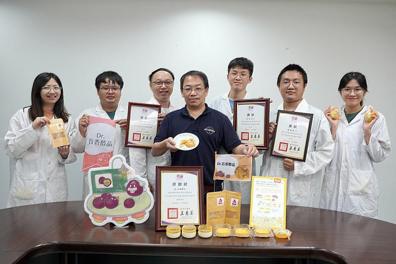 大葉大學藥保系吳建一老師(中)指導學生獲彰化飆點子優選