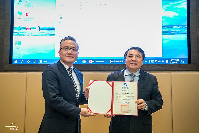 許泰文校長(右)頒發查岱龍校長(左)感謝狀