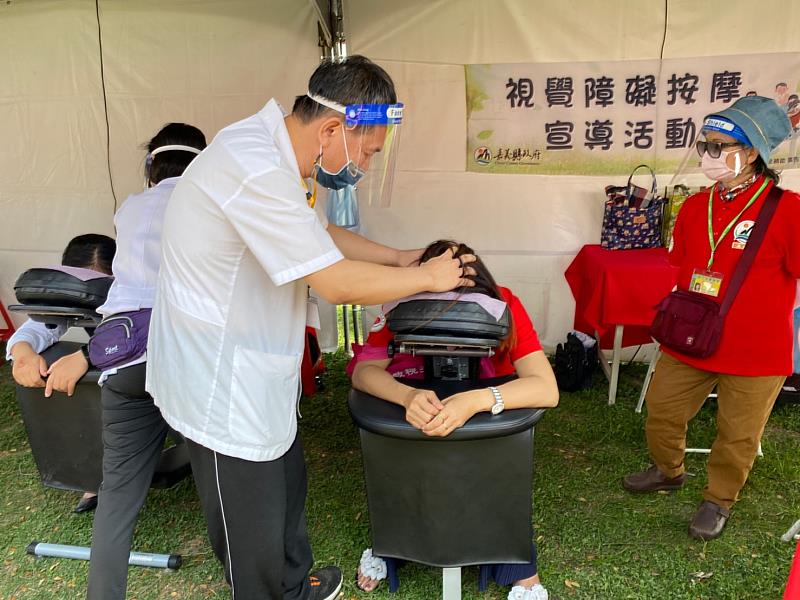 勞青處設計暖心課程 助視障按摩師精進技能