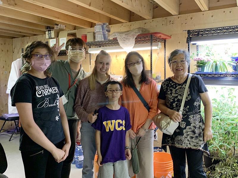 大葉大學英語系張智惠老師(右二)到加拿大關心學生實習情況