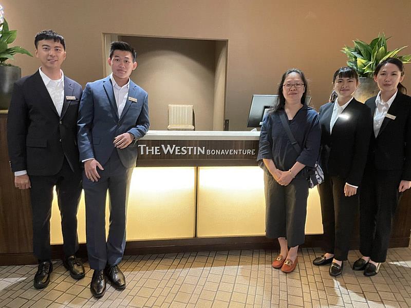 大葉大學英語系張智惠老師(中)到美國洛杉磯探訪飯店實習學生
